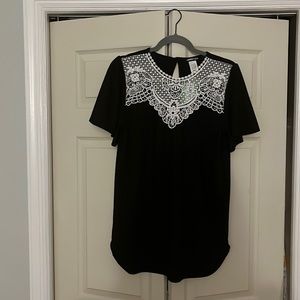 Heimish USA Black flutter sleeve embroidered tee, size large, NWT